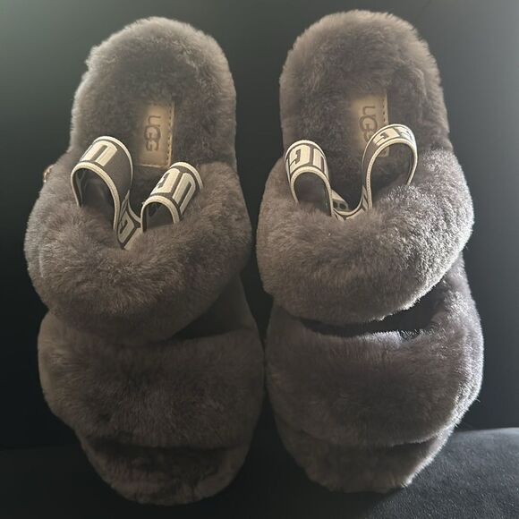 UGG Brand New Fluff Yeah Slide
Sandals Size 5 - Gray - Picture 15 of 17